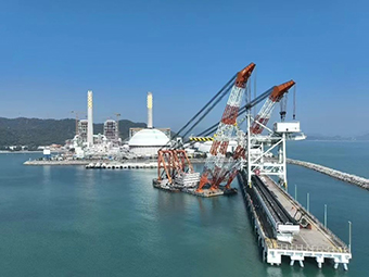 華潤(rùn)海豐卸船機(jī)順利吊裝，助力粵港澳大灣區(qū)能源供應(yīng)